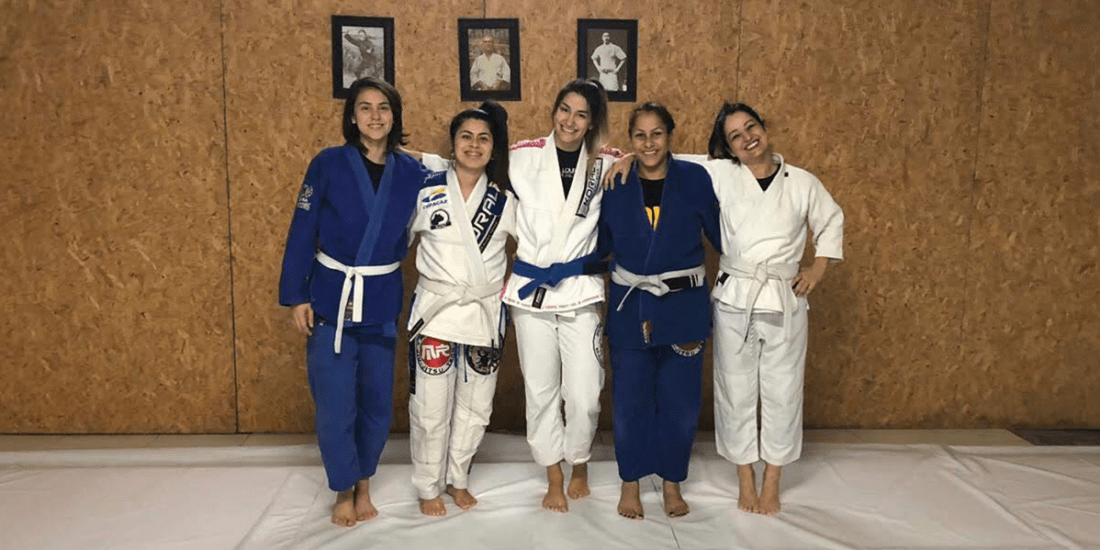 Gabriellen (centro) e parte da equipe feminina de jiu-jítsu da Raion Dojo/Jhonny Loureiro
