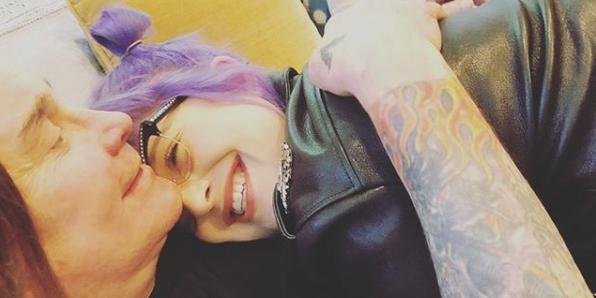 Kelly Osbourne usou os stories do Instagram para esclarecer os boatos sobre a saúde do seu pai