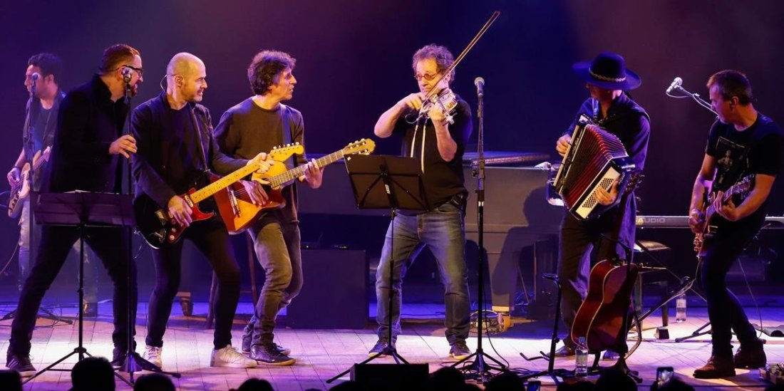 Na apresentação, dupla e a banda ficam juntos o tempo todo em cena, alternando no roteiro os hits de ambos