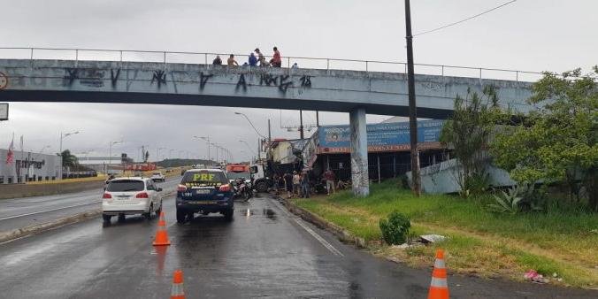 Caminhão colidiu com a moto que se encontrava no acostamento