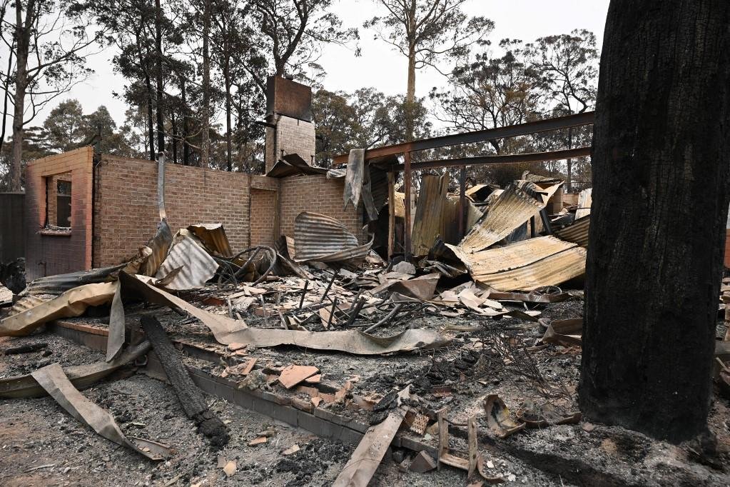 Incêndio isola mais de 4 mil pessoas na Austrália