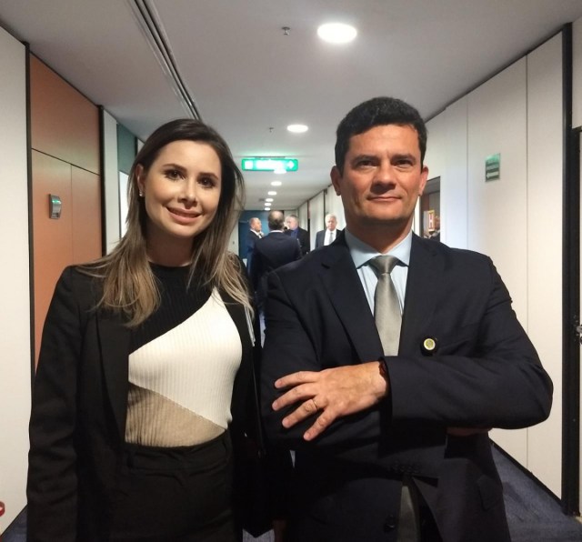 Resultado de imagem para CAROLINE DE TONI