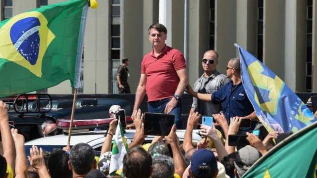Bolsonaro observa apoiadores em manifestação de 19 de abril de 2020.