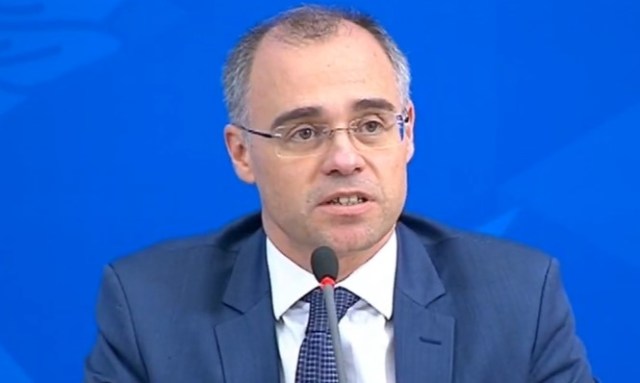 AGU diz que União não pode controlar ‘decisões autoritárias’ de governadores e prefeitos