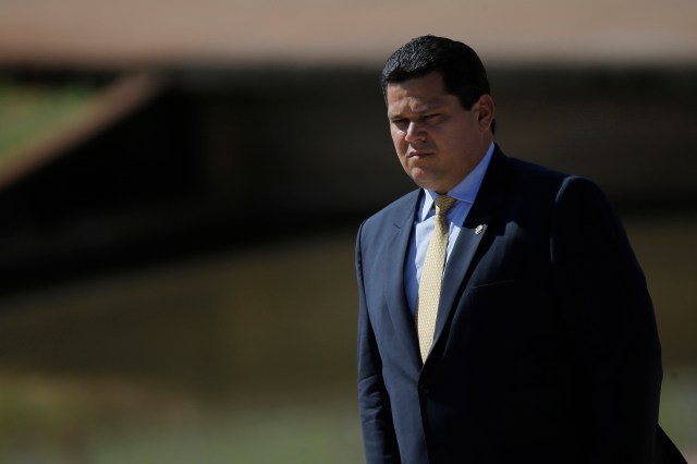 Alcolumbre defende R$ 2 bi para ‘financiar democracia’, em vez de combater vírus