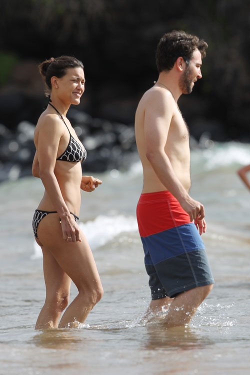 Flagras: Julia Jones na praia | Literaclub