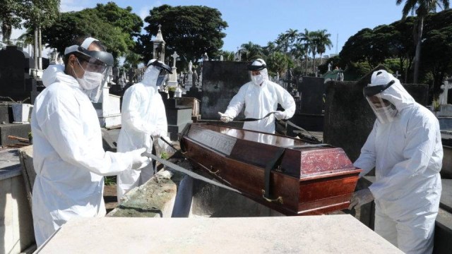 Coveiros trabalham com roupas de proteção contra o coronavírus em Belo Horizonte (MG).| Foto: Adão de Souza/PBH
