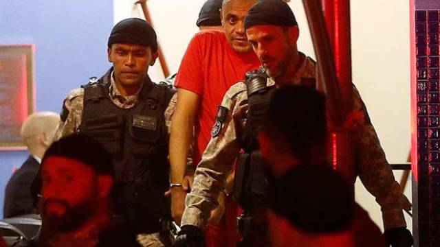 Adélio Bispo, autor da facada contra Jair Bolsonaro deixa a Polícia Federal, em Juiz de Fora, após interrogatório em 6 de setembro de 2018: ele diz ter agido sozinho.