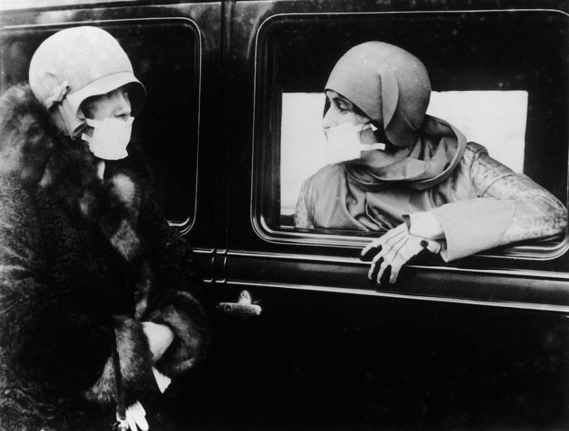 Duas mulheres falam através de máscaras de gripe durante a epidemia.  1918