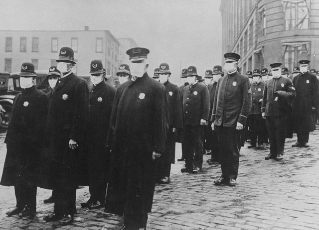 Os policiais de Seattle usam máscaras protetoras de gaze durante a epidemia de gripe.  1918