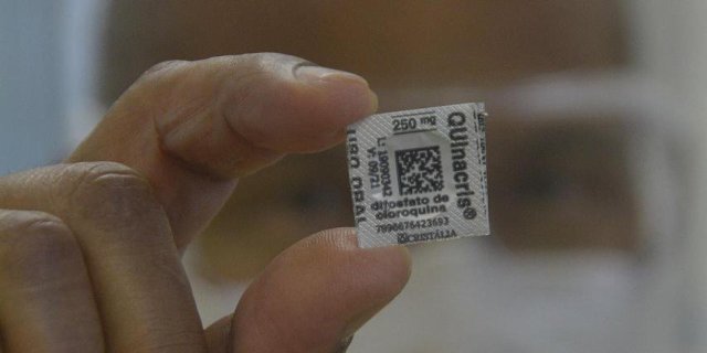 Hidroxicloroquina foi proposta como um tratamento para o vírus SARS-CoV-2 porque possui propriedades