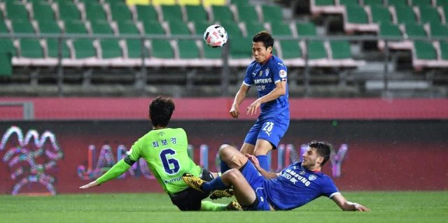 Jeonbuk Motors venceu o Suwon Bluewings por 1 a 0 em um estádio completamente vazio