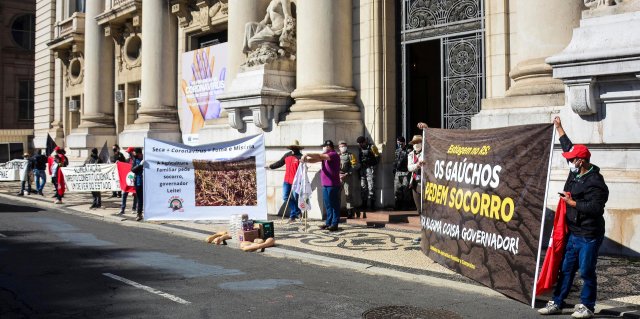 Grupo de pequenos agricultores protestou, nesta sexta-feira, em frente ao Palácio Piratini