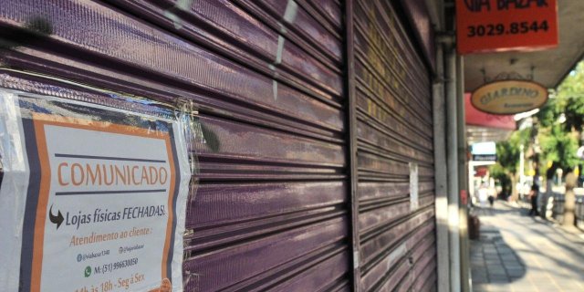 Muito estabelecimentos seguem com as portas fechadas em Porto Alegre