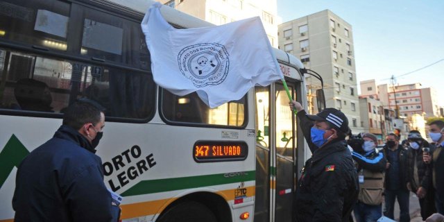 Manifestantes entregaram panfletos para os motoristas e cobradores nos corredores de ônibus