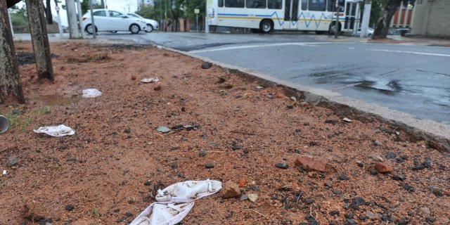 Em uma mesma rua, várias máscaras podem ser encontradas descartadas irregularmente