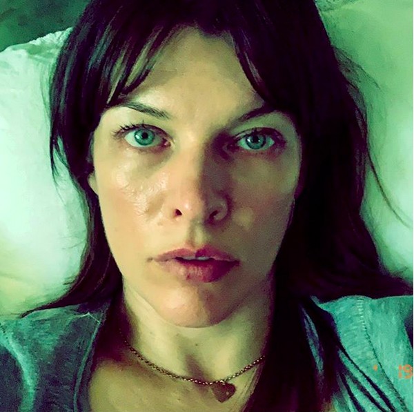 Atriz Milla Jovovich revela ter passado por aborto de emergência e ...