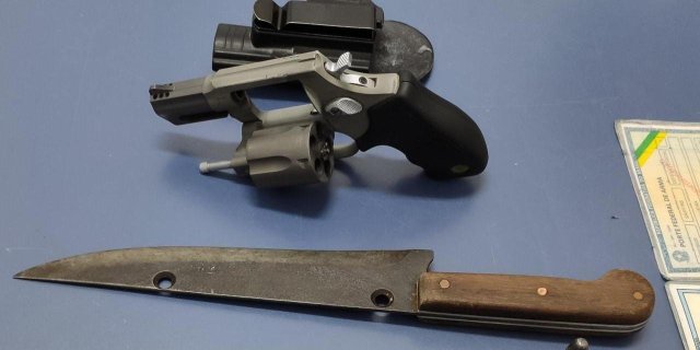 Após se negar a colocar o item de proteção, cliente e gerente do estabelecimento se agrediram usando faca e arma