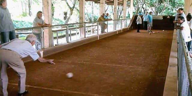 O funcionamento de canchas de bocha, jogos de cartas e qualquer outra forma de concentração de pessoas também está proibido