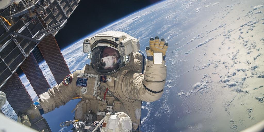 Um dos dois turistas espaciais fará uma caminhada com um astronauta profissional no espaço