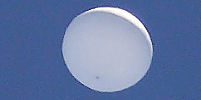 Polícia local informou que enviou um helicóptero para confirmar a presença do objeto, mas também não conseguiu definir o que era,