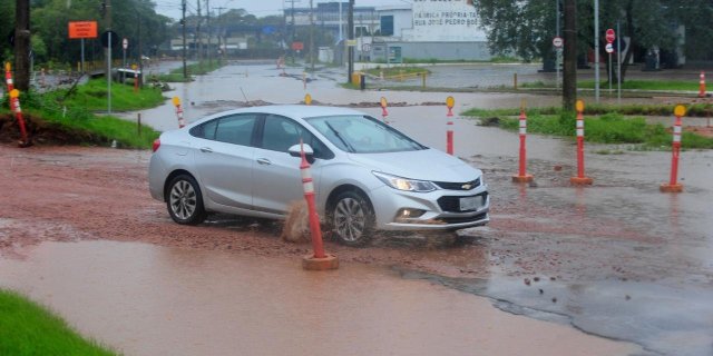 Zona Norte teve estragos nas vias e carros inundados