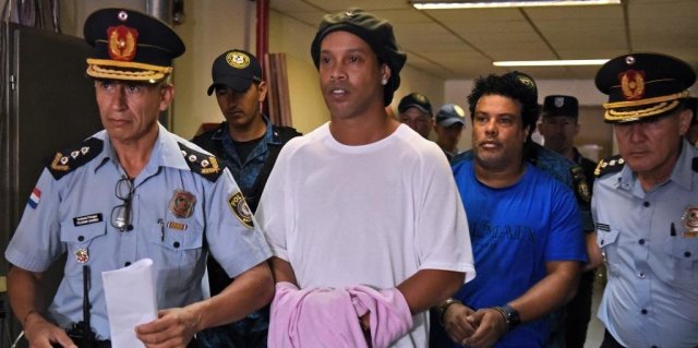 Ronaldinho e Assis estão detidos há quatro meses no Paraguai