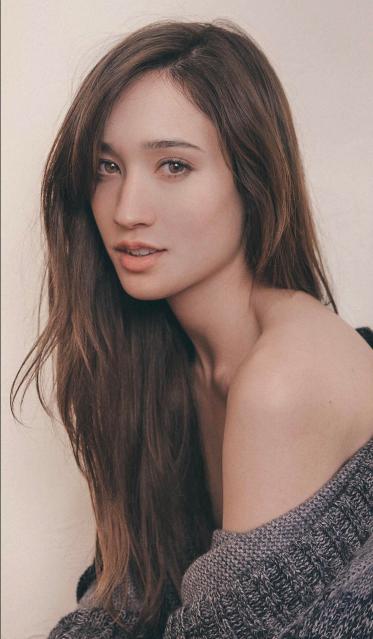 Christina Masterson : CelebShoulders