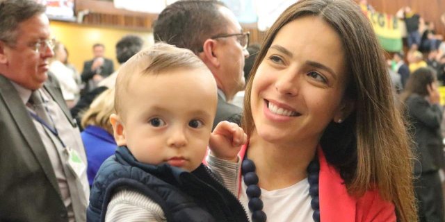 Any Ortiz com o filho, uma das justificativas que a fizeram sair da disputa deste ano