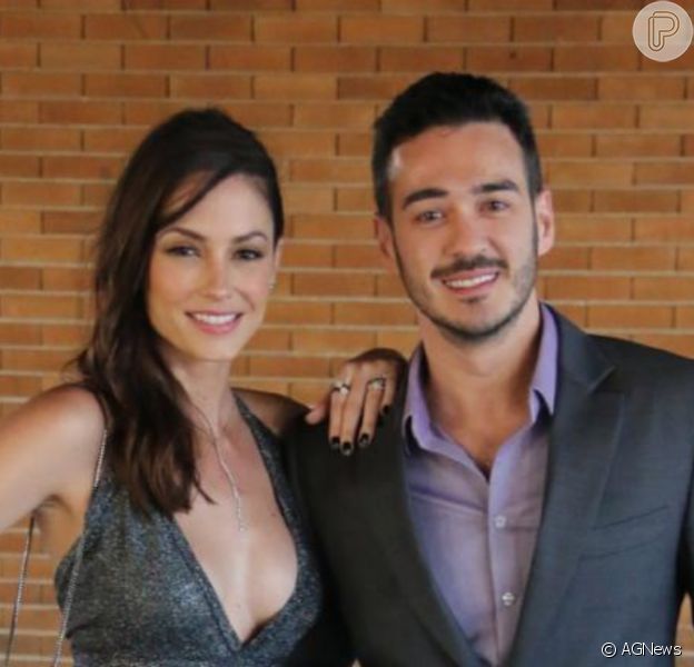 Rosanne Mulholland, em 1ª gravidez, exibe evolução da barriguinha em fotos  - Purepeople