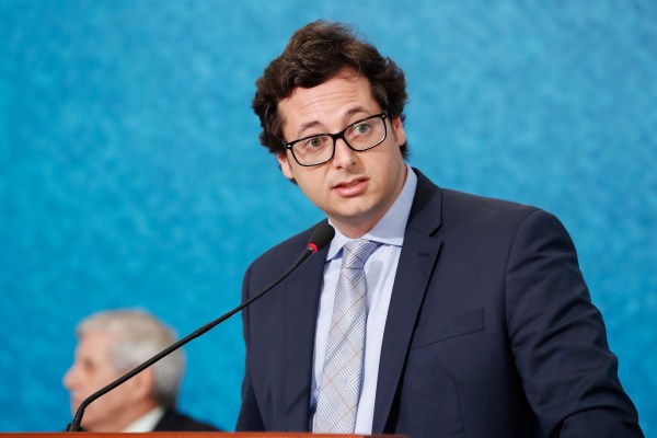 Cartaz com Warnock e Ossoff, candidatos na Geórgia: definição sobre a maioria no Senado dos EUA é um dos temas nos mercados nesta terça-feira | Brandon Bell/Getty Images