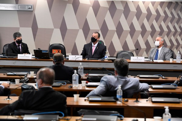 Cartaz com Warnock e Ossoff, candidatos na Geórgia: definição sobre a maioria no Senado dos EUA é um dos temas nos mercados nesta terça-feira | Brandon Bell/Getty Images