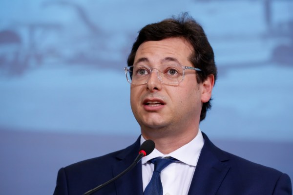 Cartaz com Warnock e Ossoff, candidatos na Geórgia: definição sobre a maioria no Senado dos EUA é um dos temas nos mercados nesta terça-feira | Brandon Bell/Getty Images