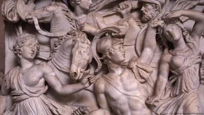 Imagem de um sarcófago romano mostra a batalha entre Aquiles e PentesileiaFoto: Tristan Lafranchis/akg-images/picture alliance